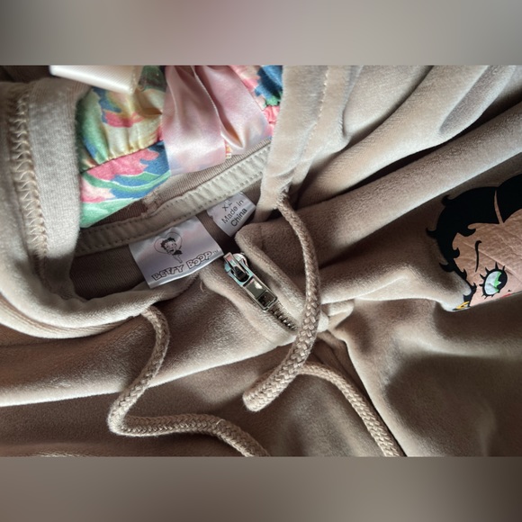 Betty Boop Velvet 2 Piece Set - Picture 3 of 3